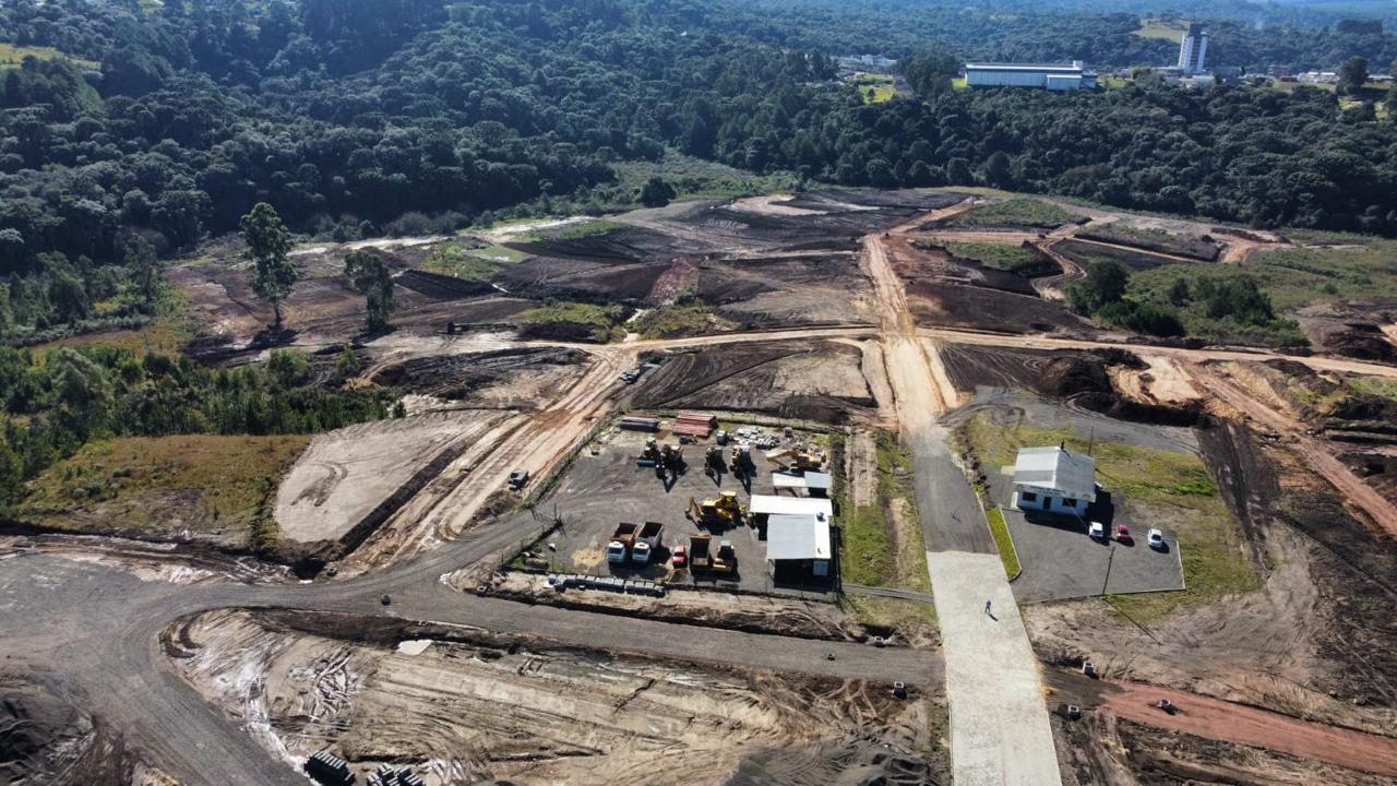 Vista aérea das obras e das áreas do Loteamento Santa Teresa em Lages