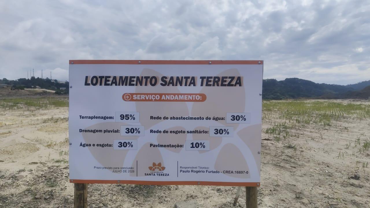 Placa do Loteamento Santa Teresa com andamento da infraestrutura