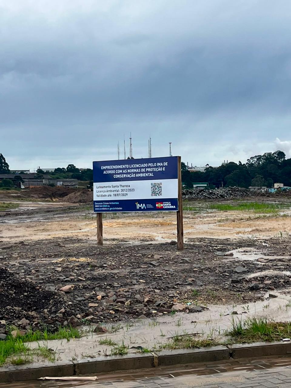 Placa de licenciamento ambiental do loteamento